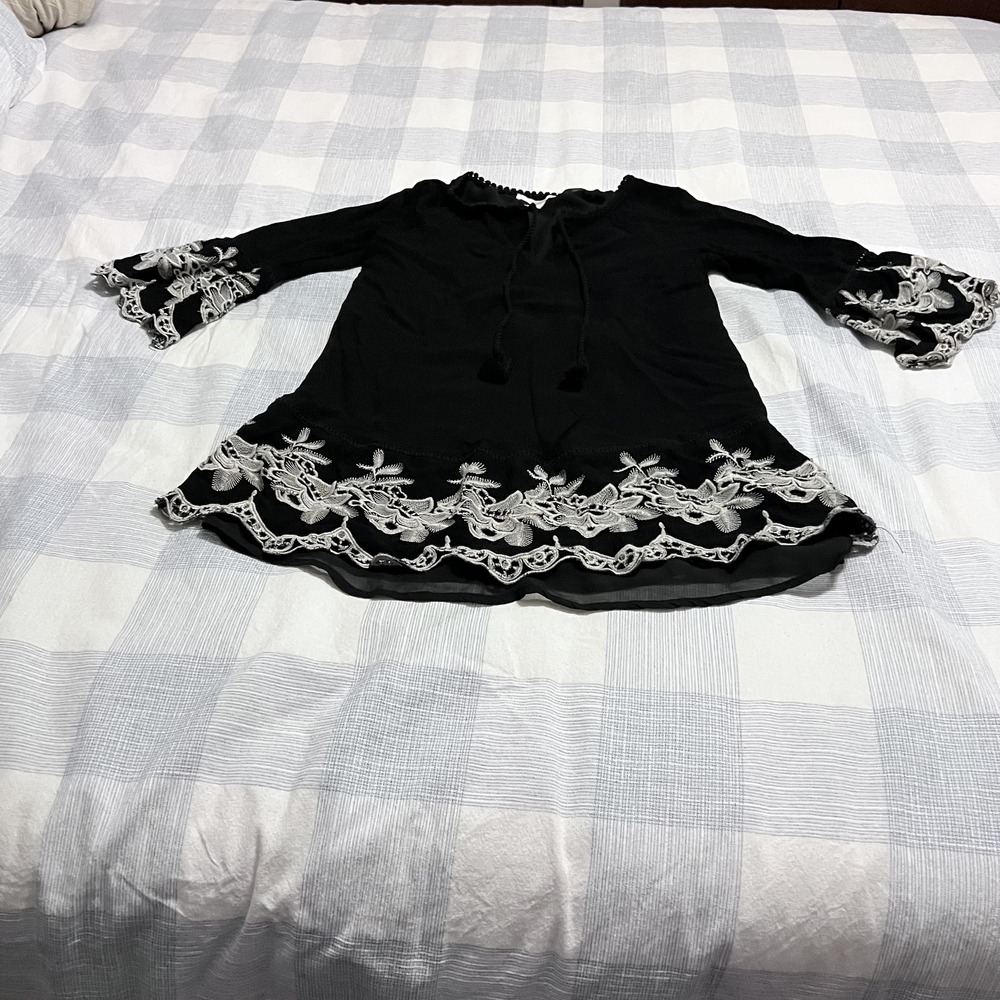 FOREVER 21 Black Embrodiered Bell Sleeve Blouse Size S‎
